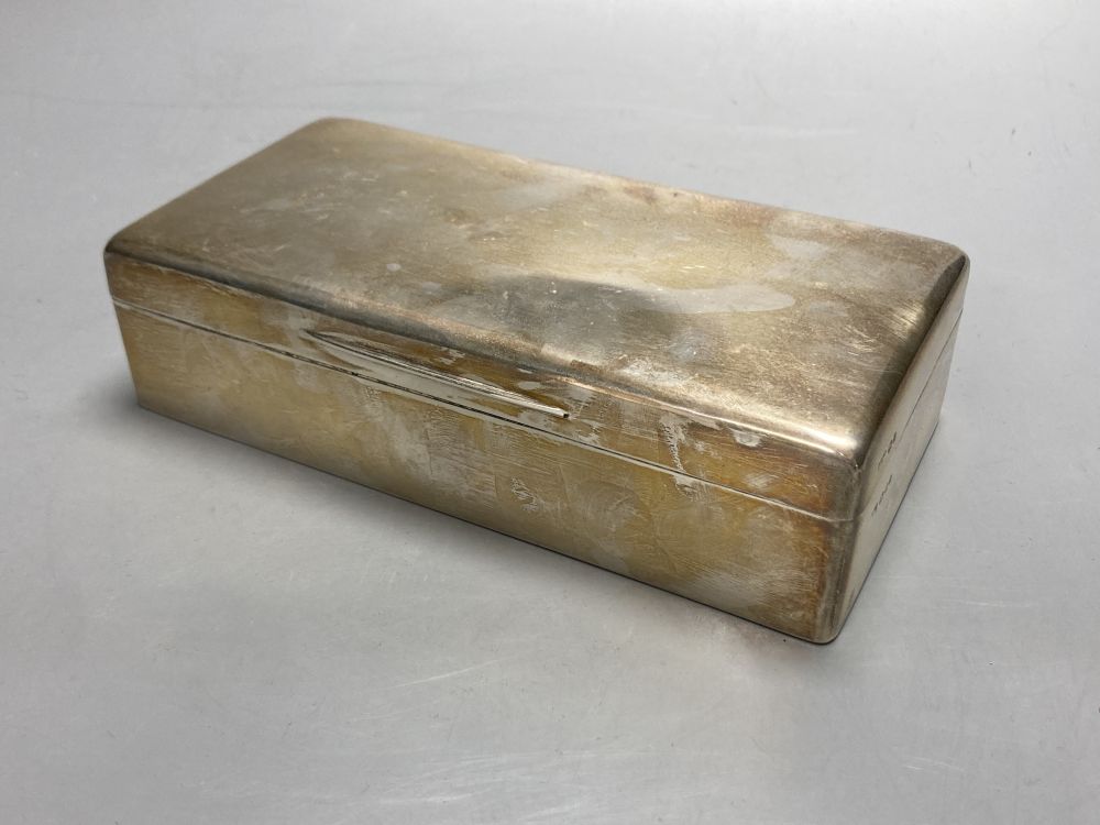 A George V silver mounted rectangular cigarette box, London, 1923, 17.7cm.